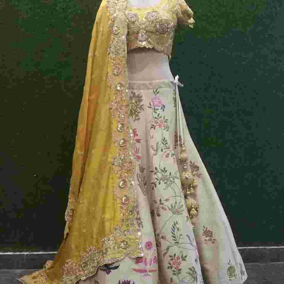 bridal outfits in punjabi bagh