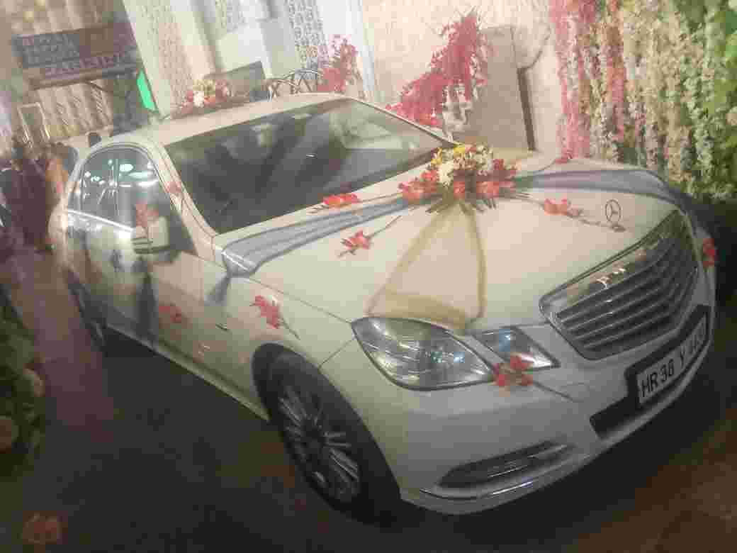 wedding transportation vintage cars in daryaganj